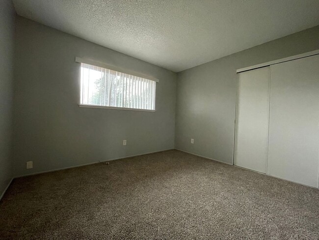 Building Photo - Duplex Unit w/ Attached Garage, Wood Laminate Flooring