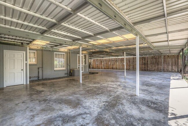 Building Photo - 606 Avenue of Oaks St