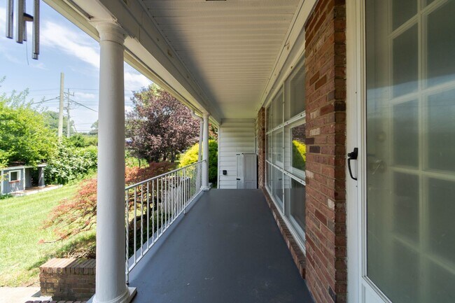 Building Photo - Spacious Split-Level with In-Law Suite & B...