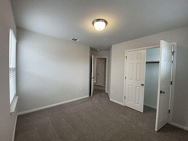 Building Photo - 233 Hauser Dr