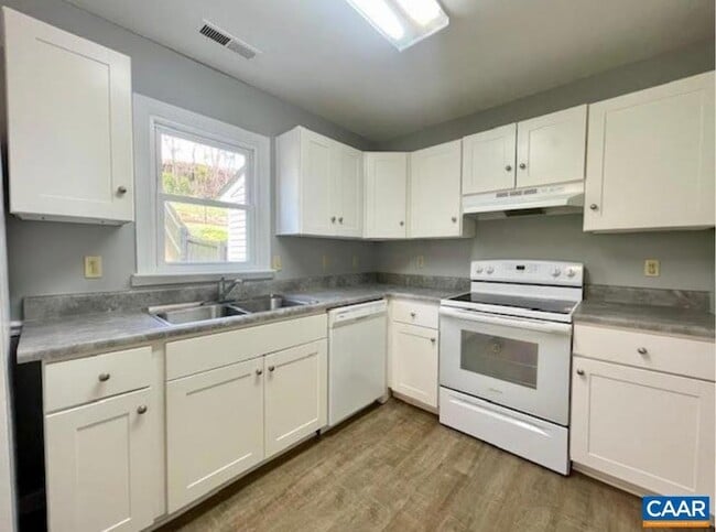 Building Photo - 943 Rives St