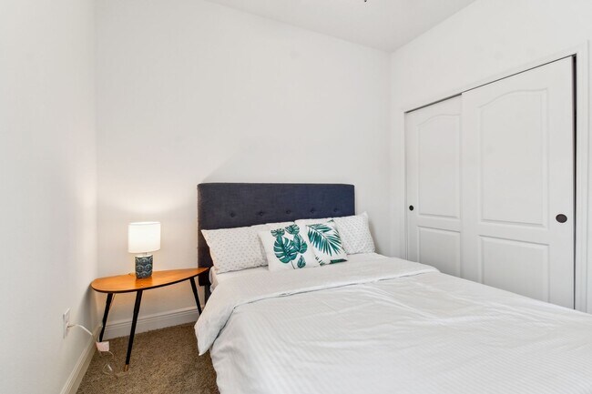 Building Photo - Spacious 4 Bed, 2 Bath Single Family Home ...
