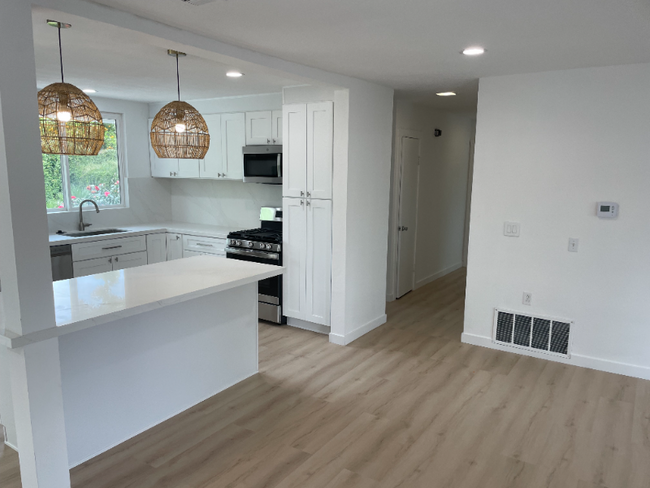 Building Photo - 405 Beaumont Dr
