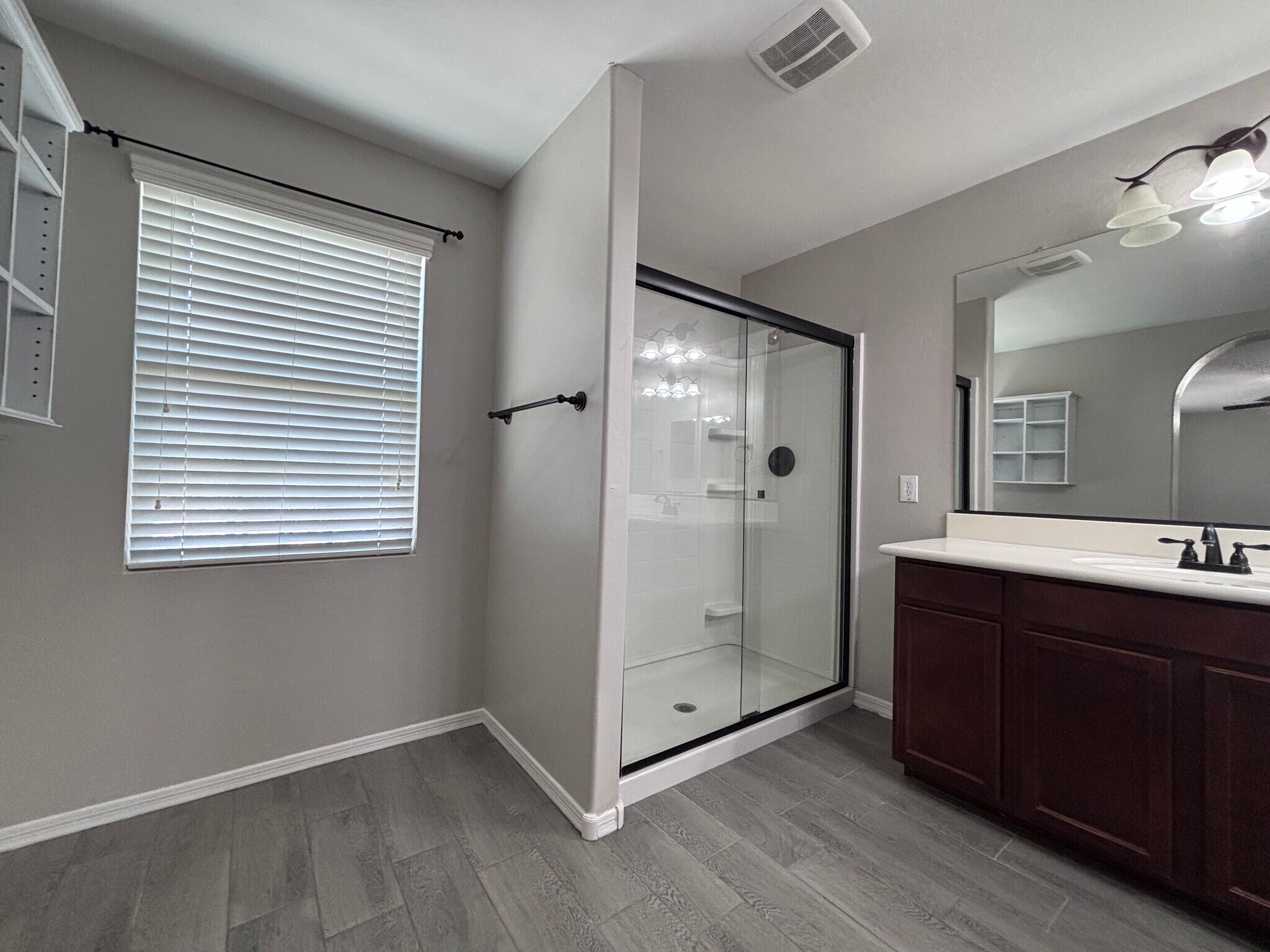 Building Photo - 947 S Utilis Dr