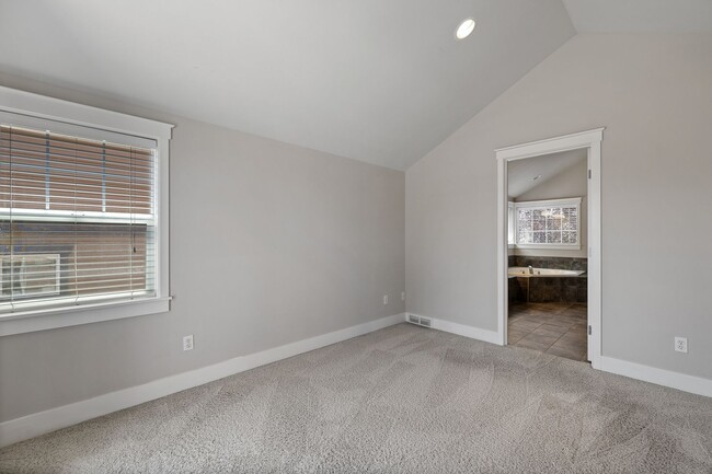 Building Photo - Stylish 3 bedroom townhome in Madison Valley!