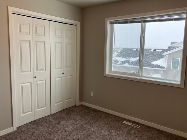 Building Photo - 4 Bed 2.5 Bath Single Family Home