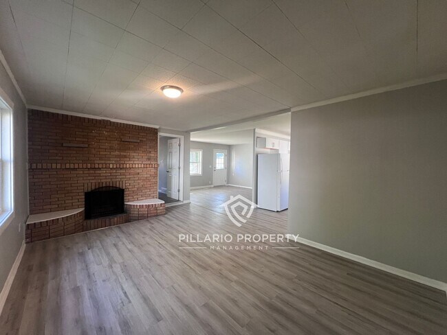 Building Photo - 4-Bedroom Home with Spacious Kitchen & Detached Garage, Available NOW!