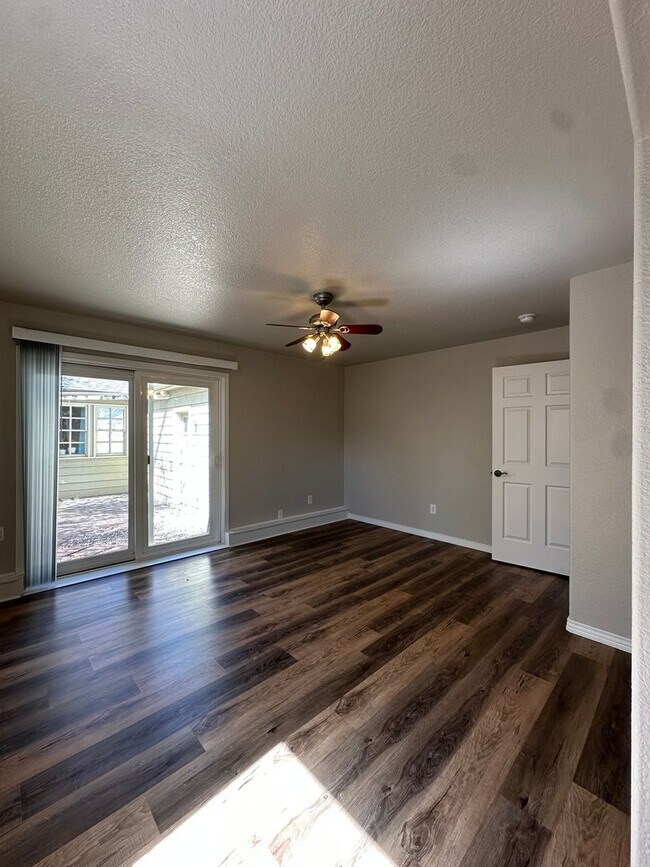 Building Photo - 245 NW Tumalo Ave