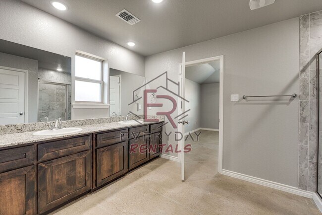 Building Photo - 3 bedroom 2 bath Smart Home