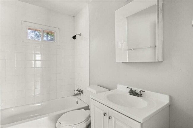 Building Photo - 220 Opal Dr