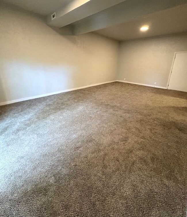 Building Photo - 5 Bed / 3 Bath Townhome in Murray!