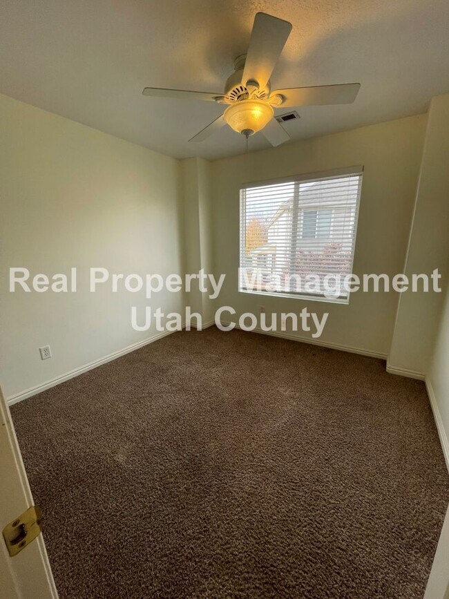 Building Photo - Stunning Townhome in Lehi