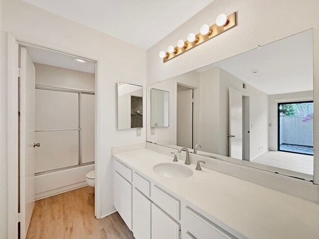 Building Photo - Charming 2BD/2BA Condo in La Jolla Village...
