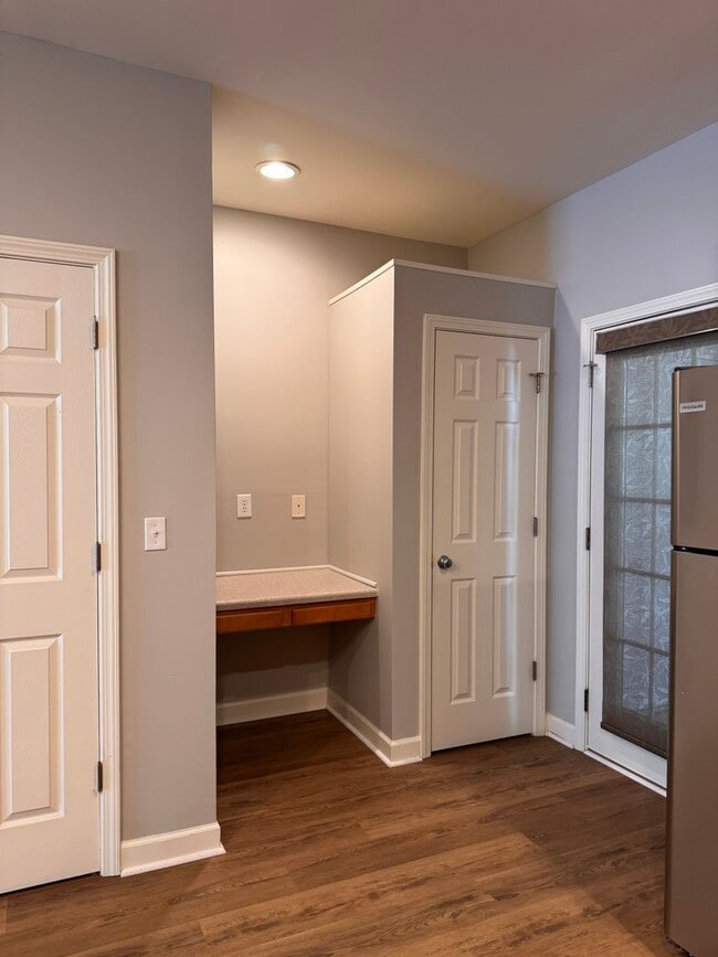 Building Photo - 2BR 2.5BA Townhome with Screened Porch