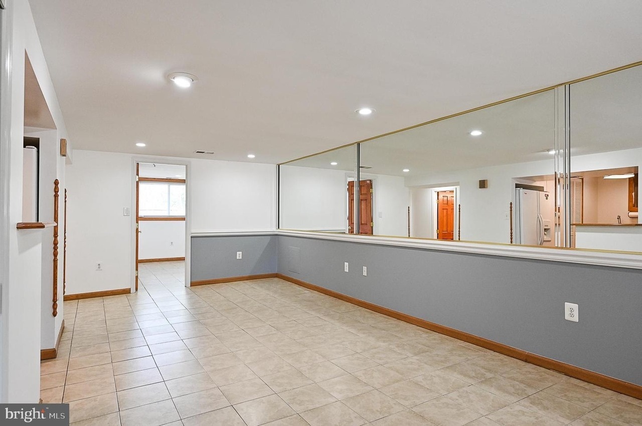 Large, open living area - 5700 Chapin Ave