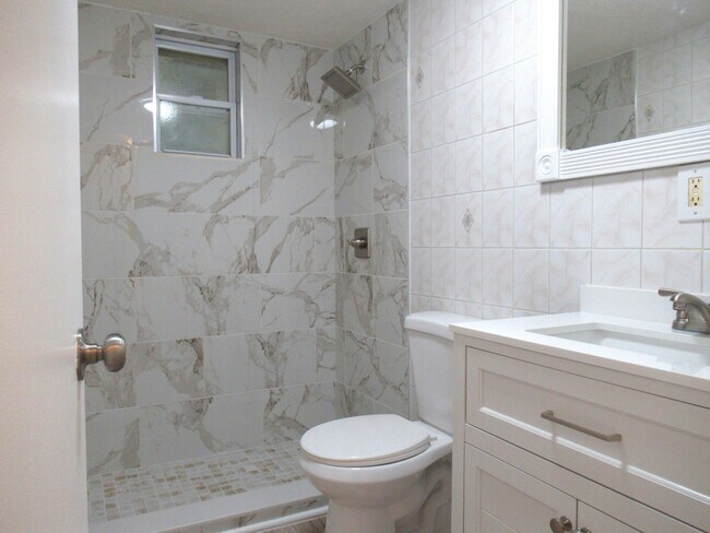 Building Photo - 5310 Palm Dr