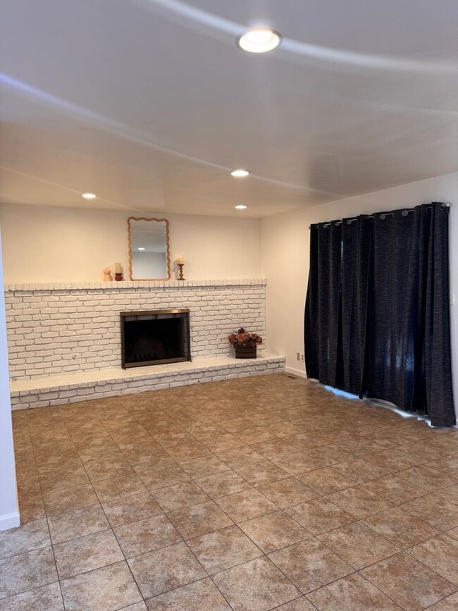 Building Photo - Spacious 3 Bedroom Fresno Home
