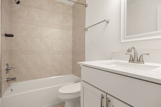 Building Photo - Updated North Austin Condo with Modern Fin...