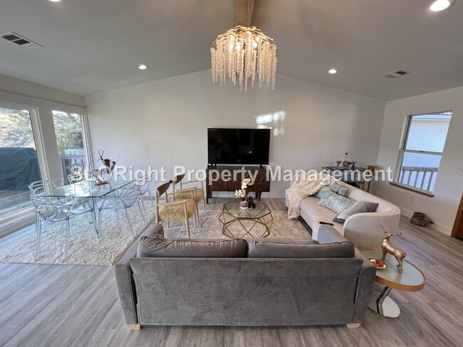 Building Photo - AVAILABLE NOW- Recently Updated Home on Lake Nacimiento - 3 Bed / 2 Bath