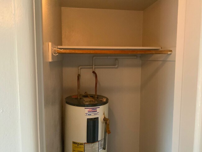 Building Photo - Charming 1-Bedroom Apartment for Rent on Spokane's Lower South Hill - Upstairs Unit with Downtown...