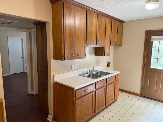 Building Photo - SELF TOURING AVAILABLE - Nice House with F...