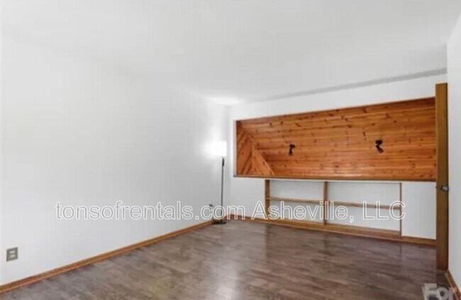 Building Photo - 207 Wood Dale Dr