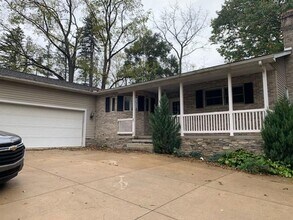 Building Photo - Private 4 Bedroom 2 1/2 Bath House