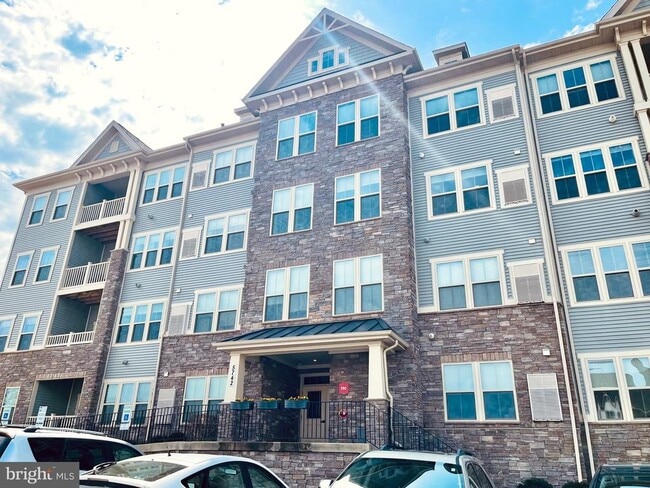 Building Photo - 5742 Meadowood St