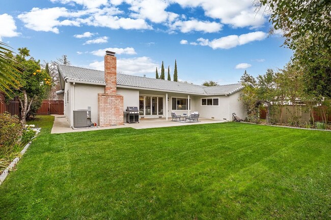 Building Photo - 875 Brittany Ln