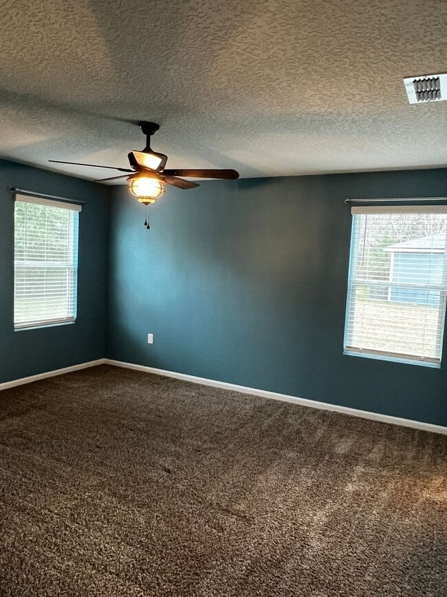 Building Photo - 4/2 centrally located!!