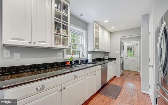 Building Photo - 2221 Senseney Ln
