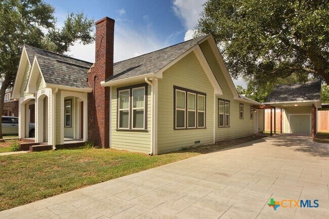 Building Photo - 112 S Cypress Ave