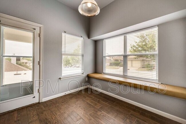 Building Photo - 300 Creekside Dr