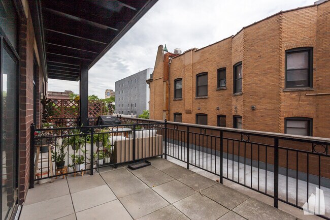 Building Photo - 950 W Leland Ave
