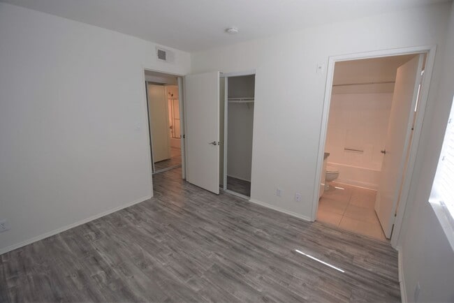Building Photo - 5002 Tujunga Ave