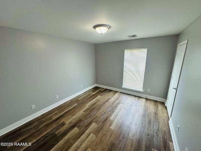 Building Photo - 127 Country Living Dr