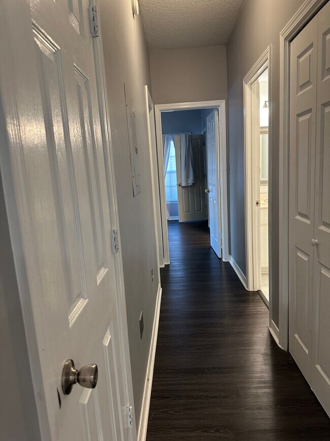 Building Photo - Charming First Floor Condo