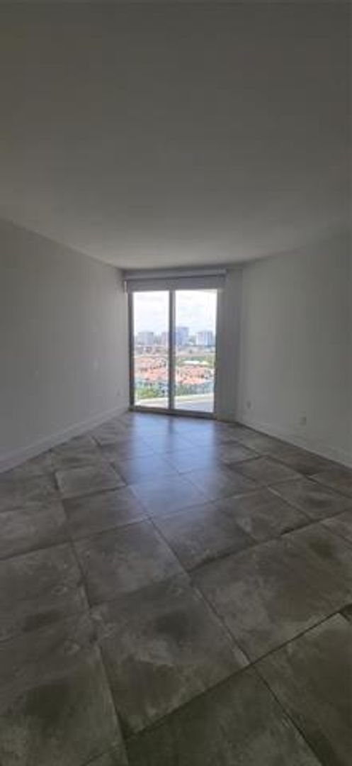 Building Photo - 2600 Island Blvd