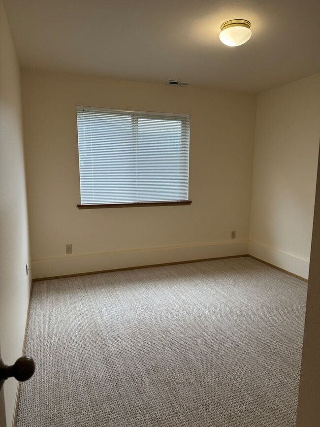 Building Photo - Renovated 3 BR Townhouse