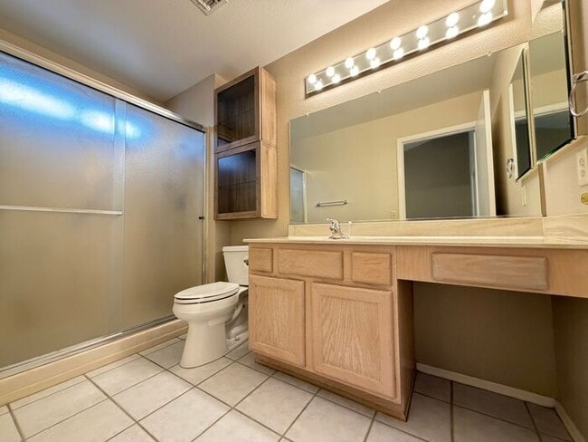 Building Photo - Carry Over Showing: This property has been shown before and will be rented to the first most qual...