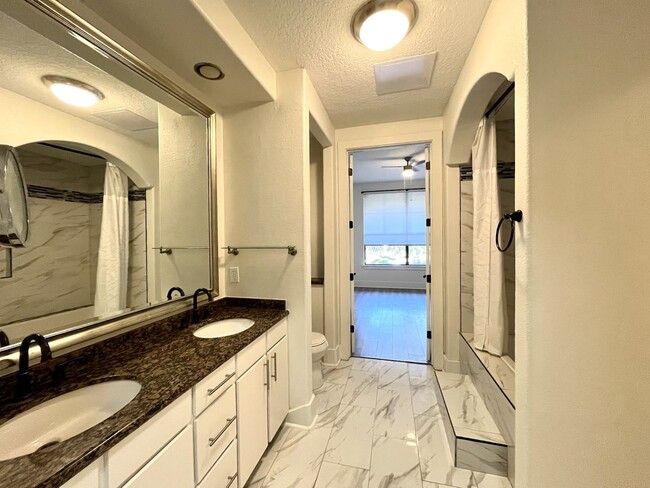 Building Photo - BEAUTIFUL CONDO WITH AMENITIES NEAR VANDER...