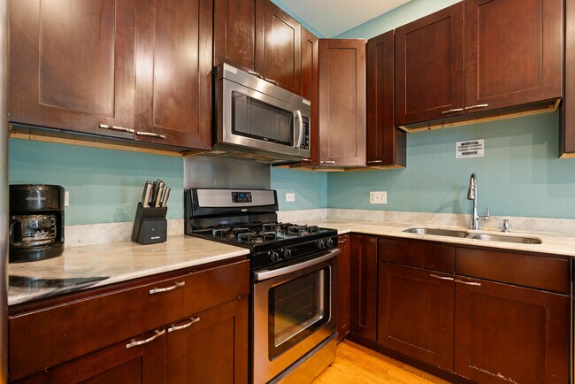 Building Photo - 2337 W Maypole Ave
