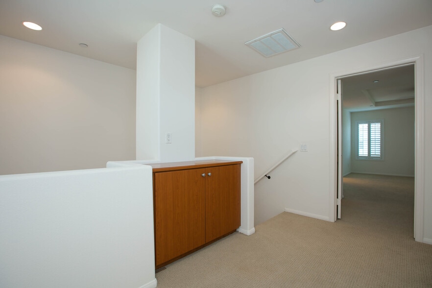 Building Photo - 720 S San Fernando Blvd