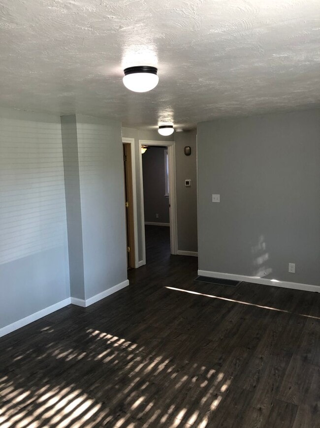 Building Photo - Clean & cozy 2 bedroom 1 bath Rancher comi...
