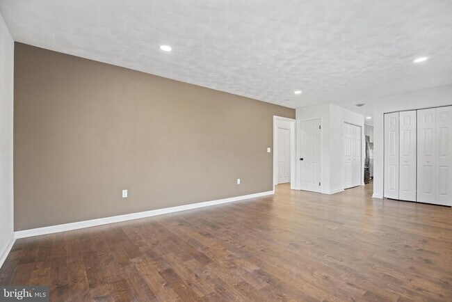 Building Photo - 49415 Holland Manor Dr