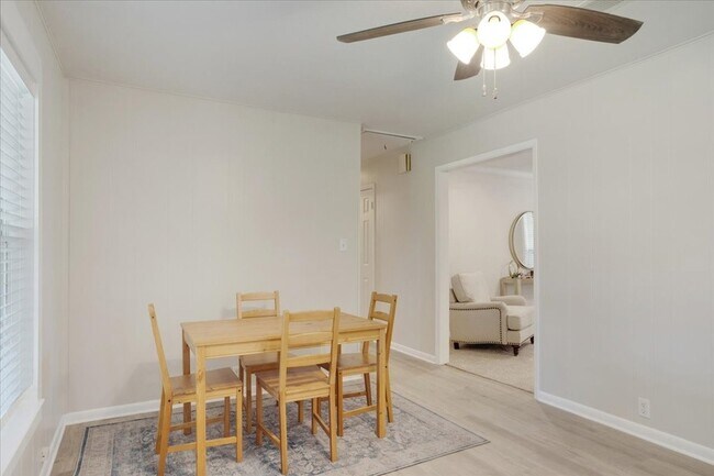 Building Photo - 470 W Marshall Dr