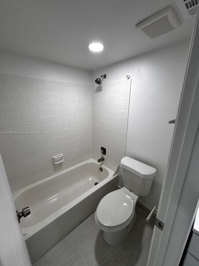 Building Photo - 9927 Twin Lakes Dr