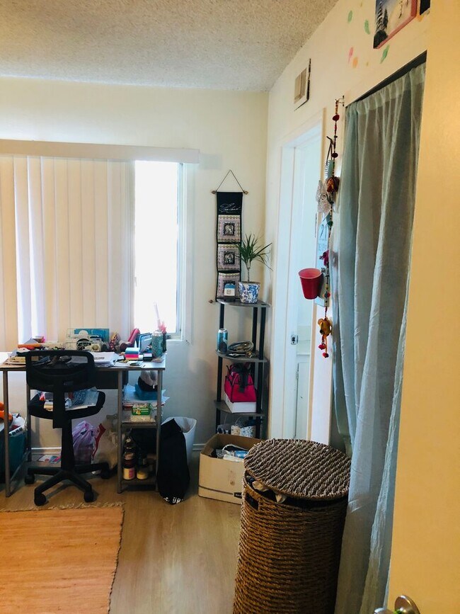 Building Photo - 10 bedrooms 7 bathrooms- 5 master bedrooms total!