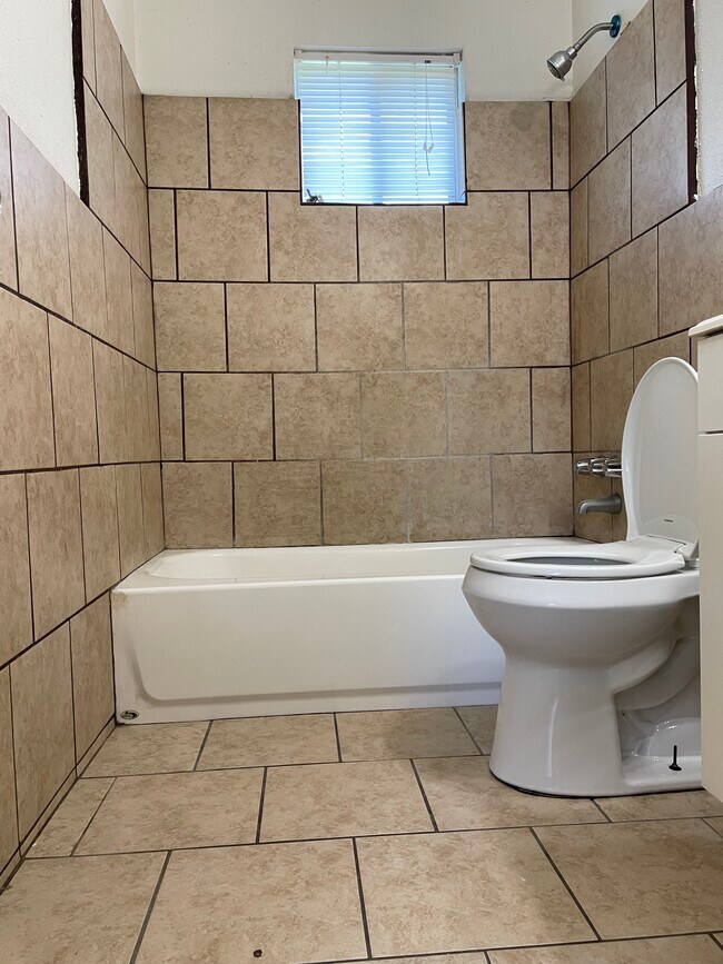 Building Photo - 3405 Drew St