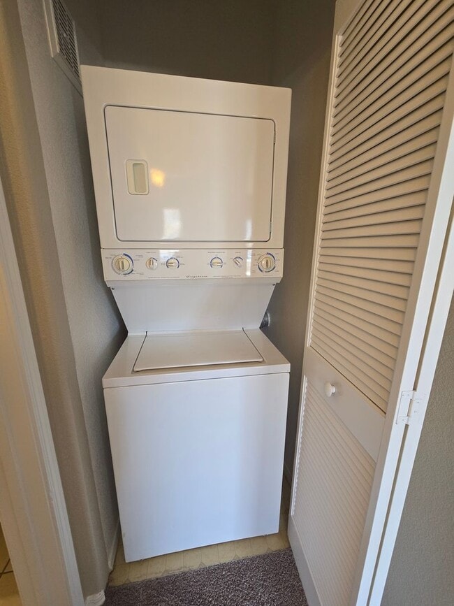 Building Photo - A Fabulous 2 Bedroom Downstairs Condo Cent...